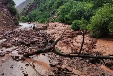 سيول الأمطار تقطع الطرق بأسني إقليم الحوز.. وجهود محلية متواصلة لإعادة فتح المسالك المتضررة