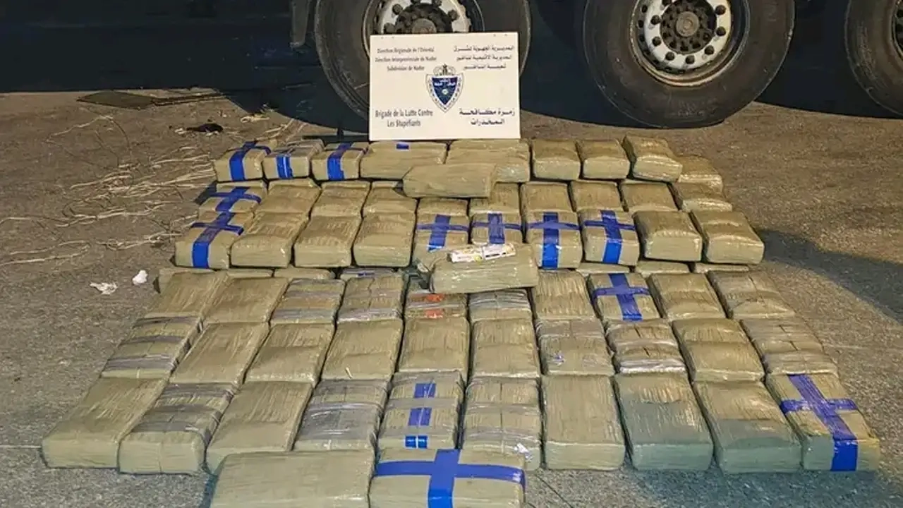 الجمارك ببني أنصار تحبط محاولة تهريب 28 كيلوغرامًا من الحشيش