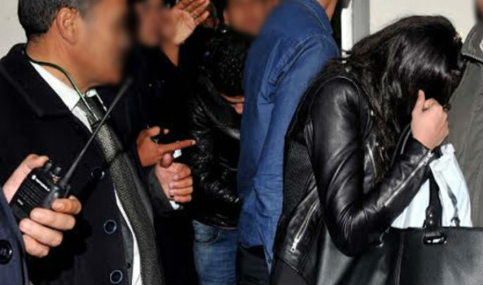 بعدما وثقت خيانة زوجها بكاميرا هاتفها.. اعتقال بائع ملابس رفقة زبونة داخل محله