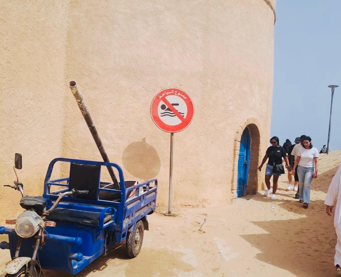 بعد حادثة الغرق الأخيرة.. تثبيت لافتة “ممنوع السباحة” بشاطئ باب دكالة بالصويرة +صور