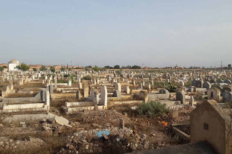 بعد فيديو متداول.. الأمن يداهم مقبرة باب غمات بمراكش ويوّقف 6 متسولات