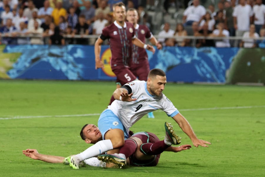 نادي ألماني يتراجع عن التعاقد مع لاعب إسرائيلي تحت ضغط الجماهير