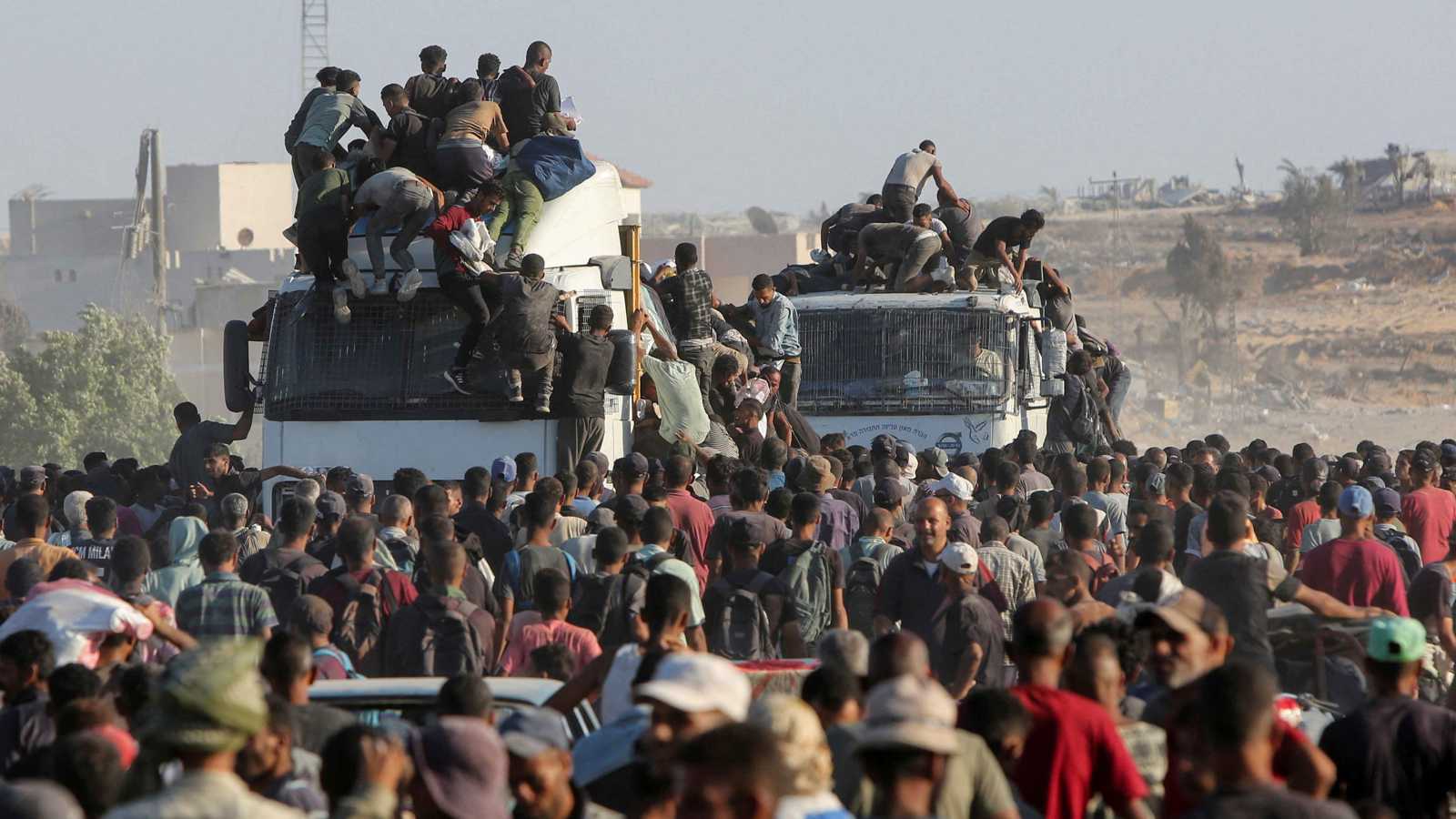 انقلاب شاحنة مساعدات غذائية يودي بحياه 20 شخصا بغزة