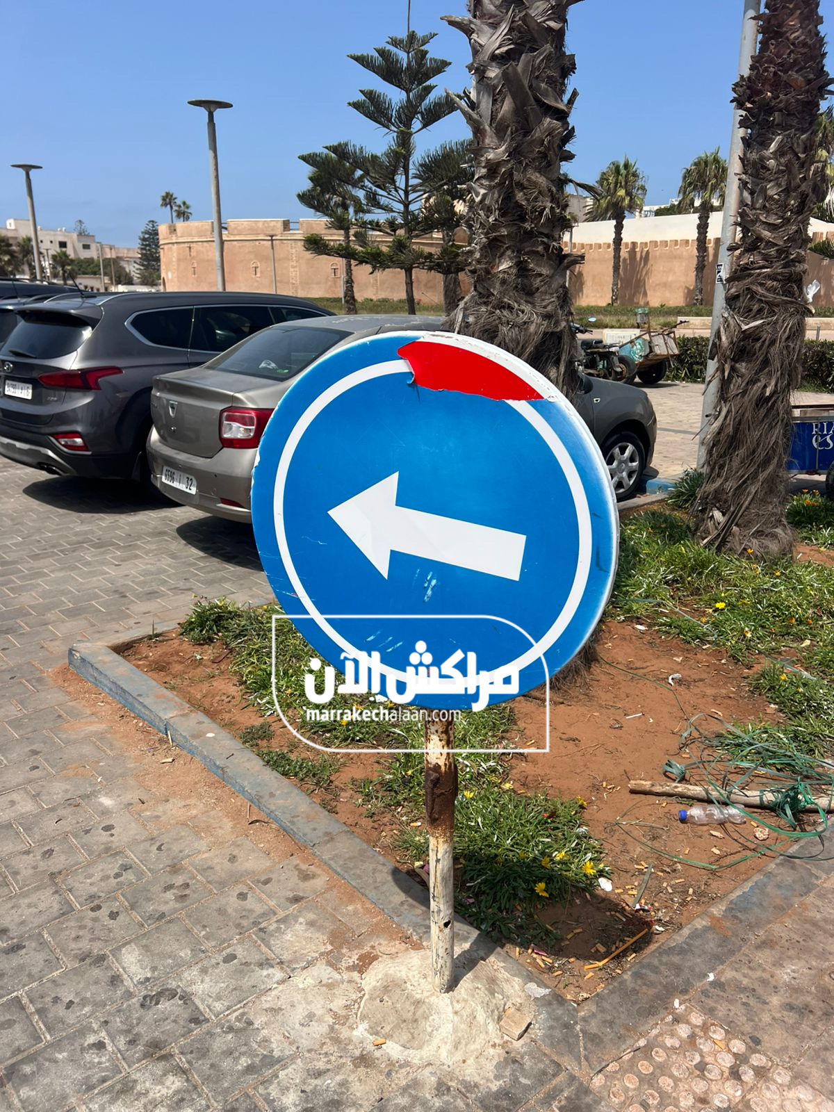 حارس سيارات يزور علامة تشوير مروري بأحد أزقة الصويرة لتسهيل توقيف المركبات