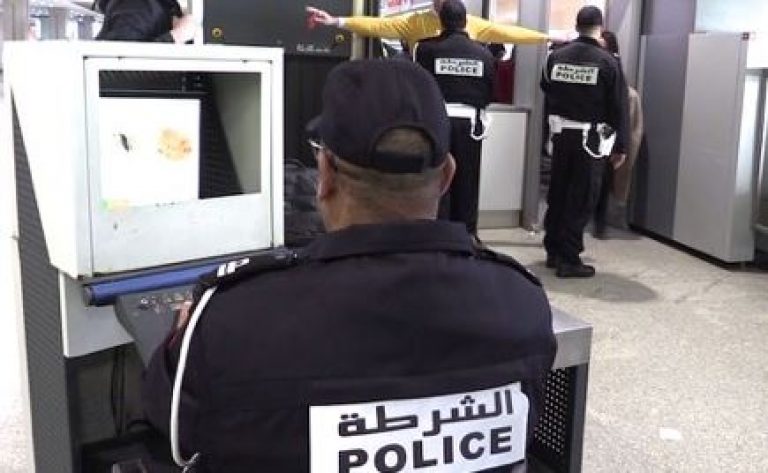 توقيف جزائري بمطار مراكش أهان شرطي ووجه للمغاربة ألفاظا نابية
