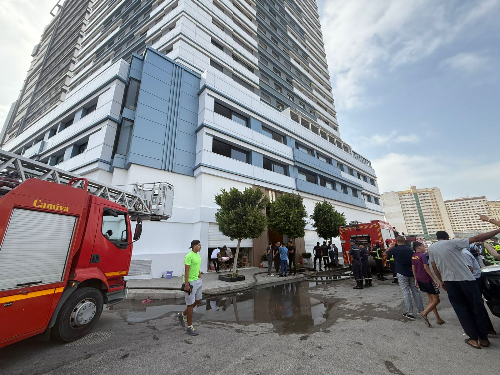 حريق هائل يلتهم عمارة سكنية في طنجة وإجلاء السكان