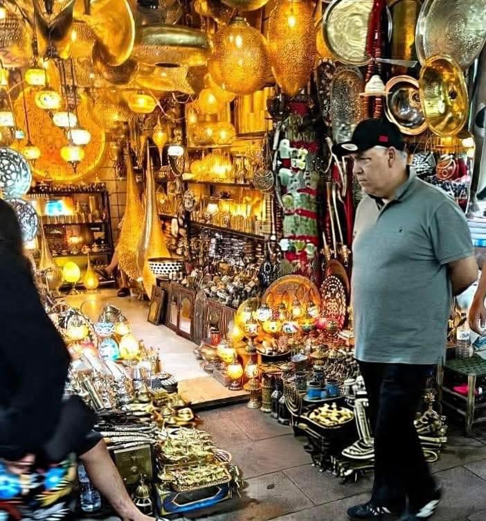 وزير الداخلية لفتيت في زيارة عائلية بساحة جامع الفنا وأسواق مراكش
