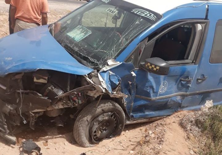 انقلاب سيارة أجرة يودي بحياة سائقها وإصابة راكبين بالطريق بين الصويرية واسفي