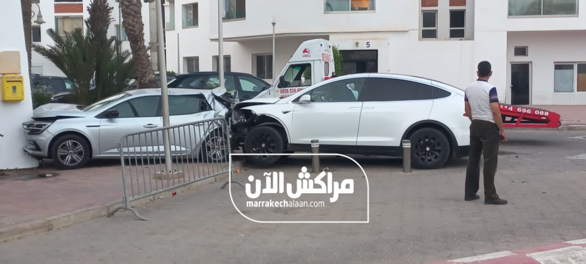 بالصور.. حادث دهس خطير بأكادير اثر عطب في برمجة سيارة “تيسلا” ذكية