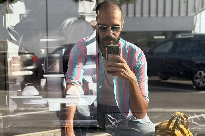 الناقد المغربي علي بنزكري عضوًا في لجنة تحكيم جوائز “غولدن غلوب” لعام 2025