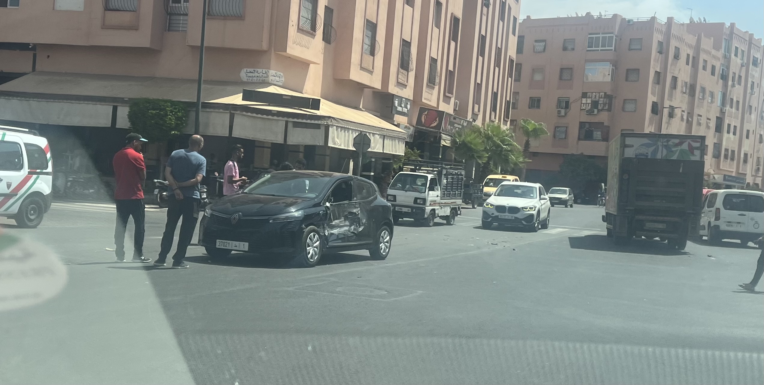 مراكش.. حادثة سير بين سيارة خفيفة وشاحنة صغيرة لشركة ألبان تخلف خسائر جسيمة