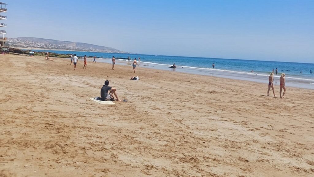 استنفار بأكادير بسبب سرقة سائحة على الشاطئ وتجدد المطالب بتنظيم الأنشطة