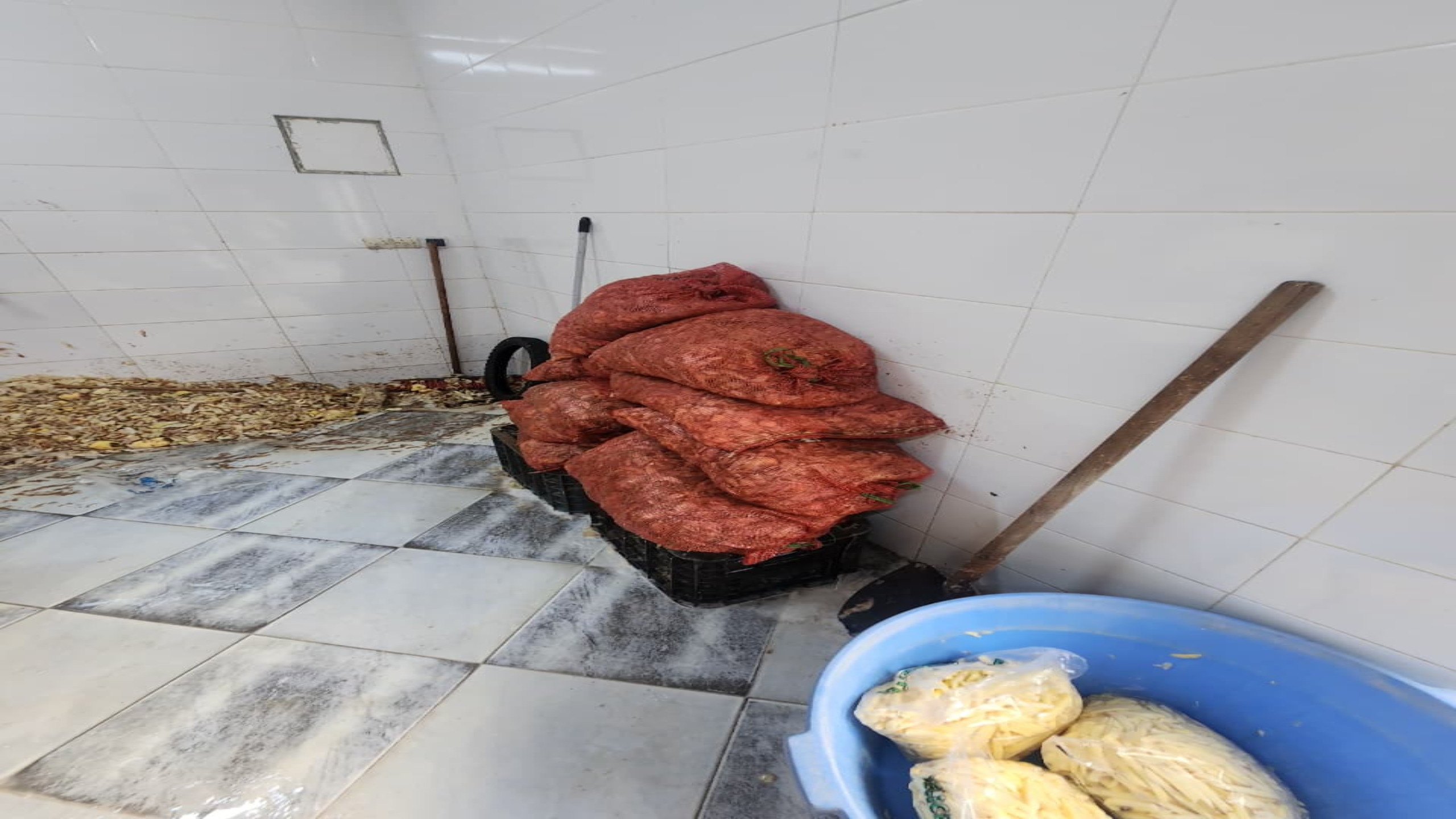 مداهمة محل غير مرخص لتقشير البطاطس وحجز طن من السلعة الفاسدة بالفنيدق