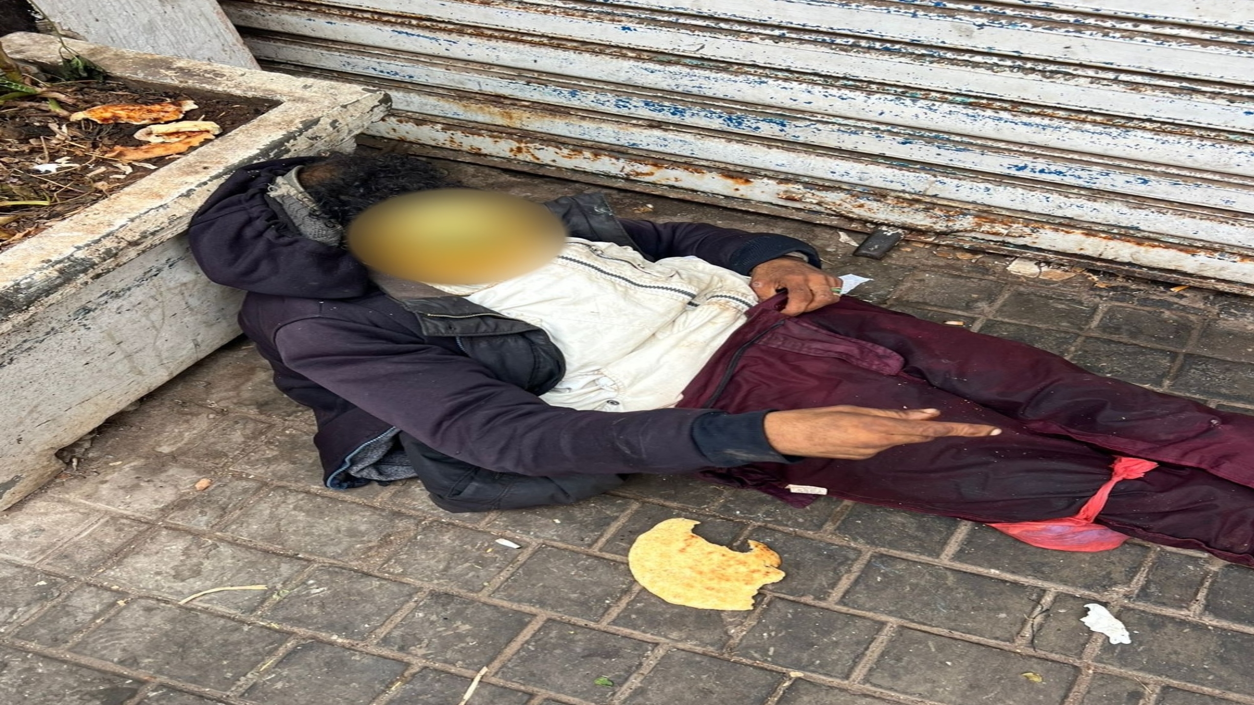 الصويرة.. أم تناشد السلطات لإنقاذ ابنها المتشرد المريض من الشارع