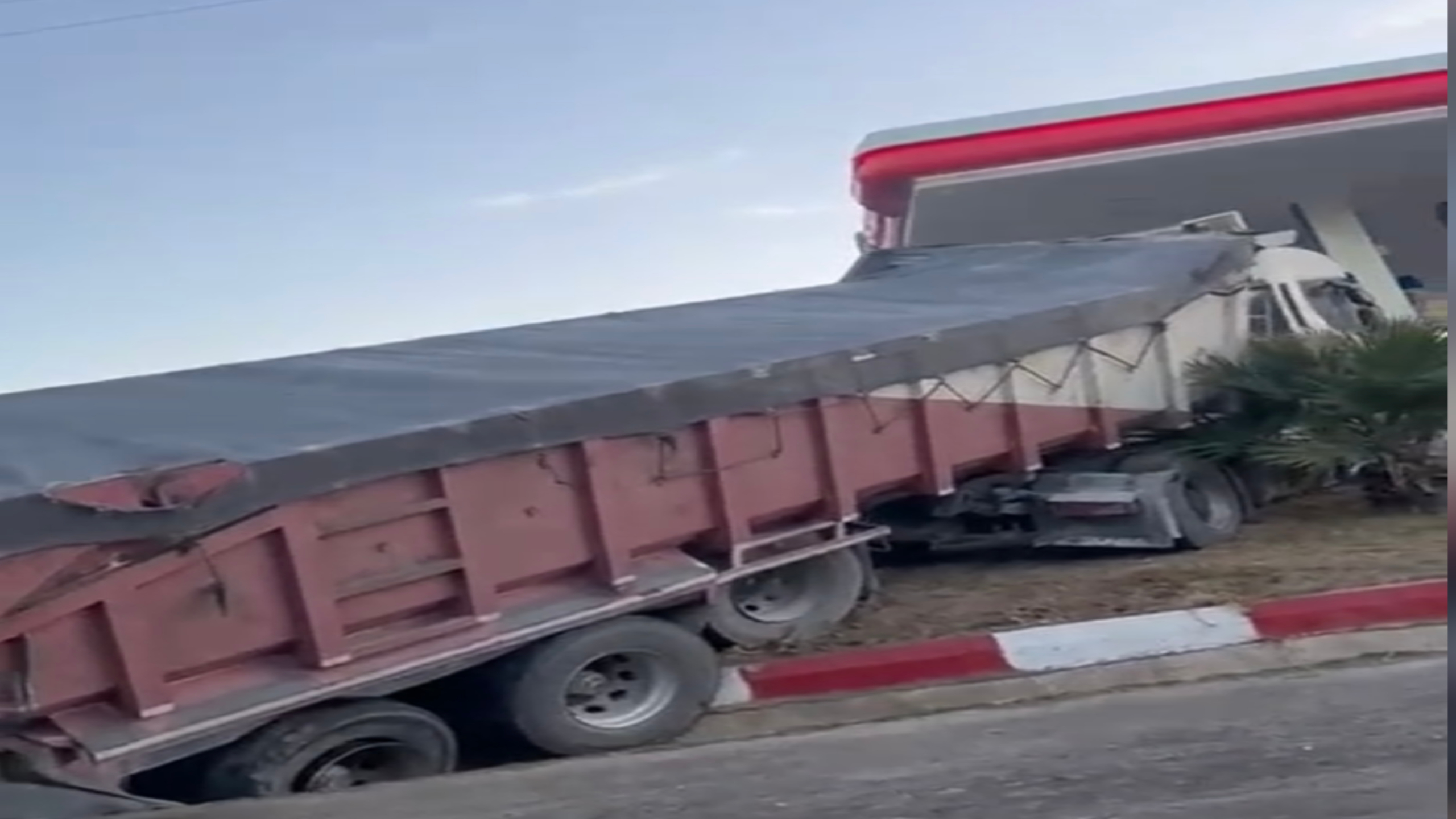 وفاة سيدة وإصابة شخصين في حادث سير مروع على طريق طنجة-تطوان