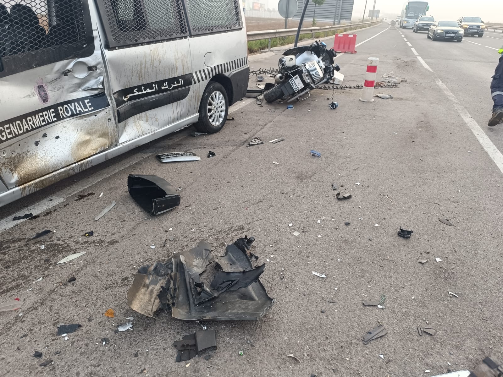 بالصور.. اصطدام عنيف يلحق أضرارًا بمركبتين للدرك الملكي بالدار البيضاء