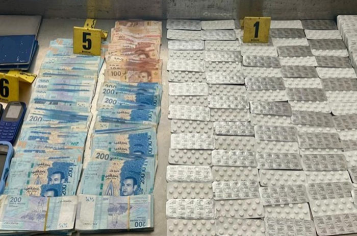 توقيف شخصين بأكادير بحوزتهما 7960 قرصًا مخدرًا وكميات من الكوكايين والشيرا