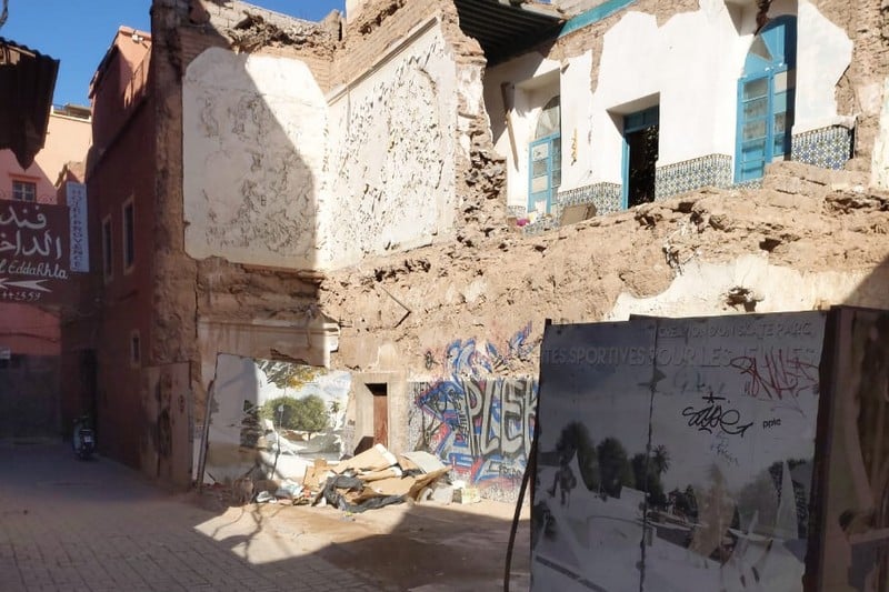 انهيار منزل متضرر من الزلزال بالمدينة العتيقة بمراكش