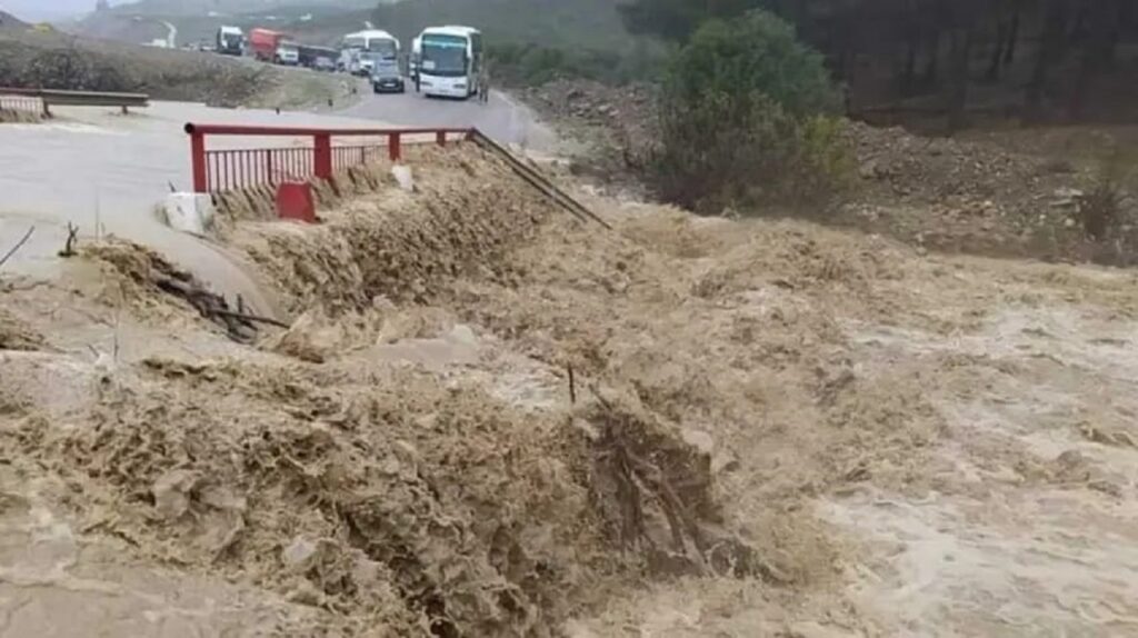 سيول جارفة تقطع الطريق الوطنية الرابطة بين ورزازات ومراكش