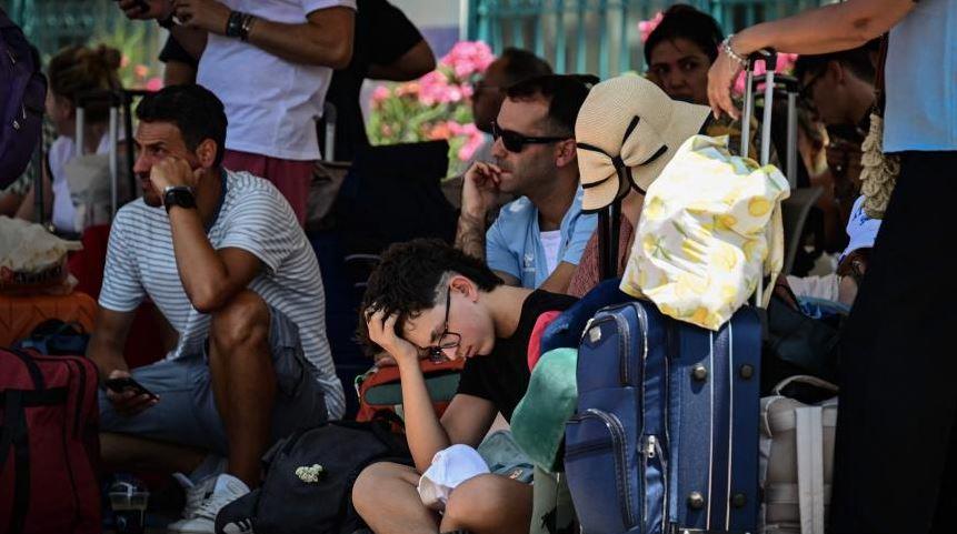 3 قتلى باليونان وحرائق واضطرابات في الملاحة بسبب الرياح العاتية