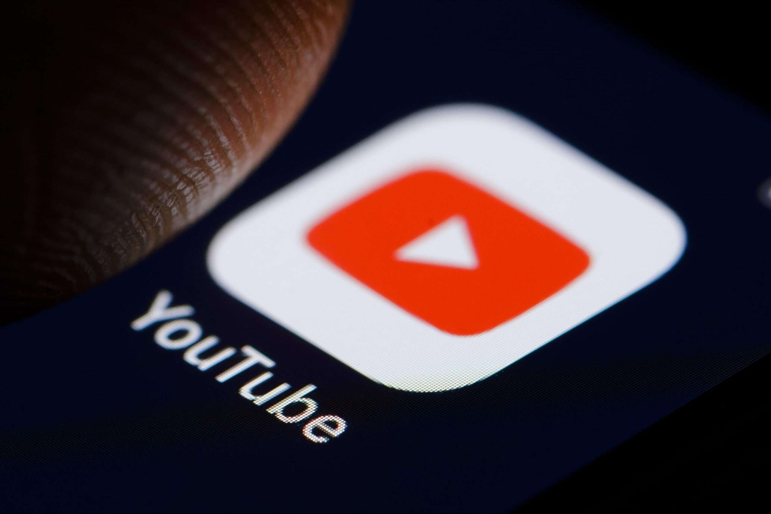 يوتيوب يستخدم الذكاء الاصطناعي لحماية القاصرين