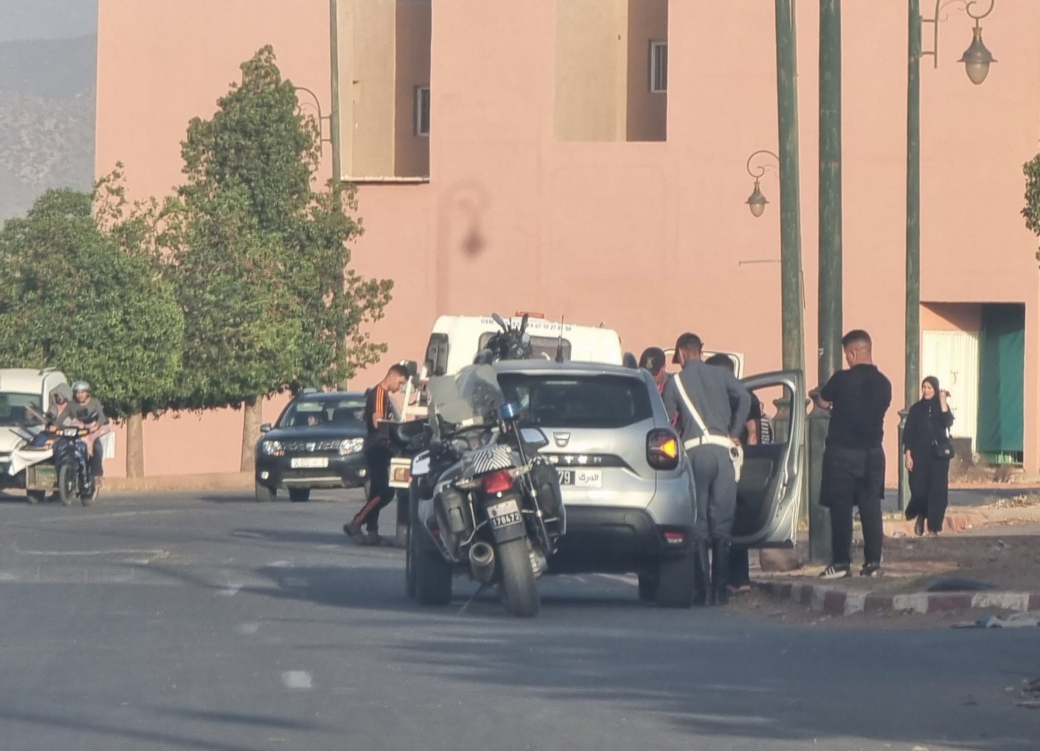 تحناوت.. حملة أمنية لضبط مخالفات “المقاهي” وحجز دراجات نارية غير قانونية