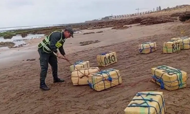 حجز عشرات الرزم من الشيرا بشاطئ إمي واسيف واعتقال أحد المتورطين