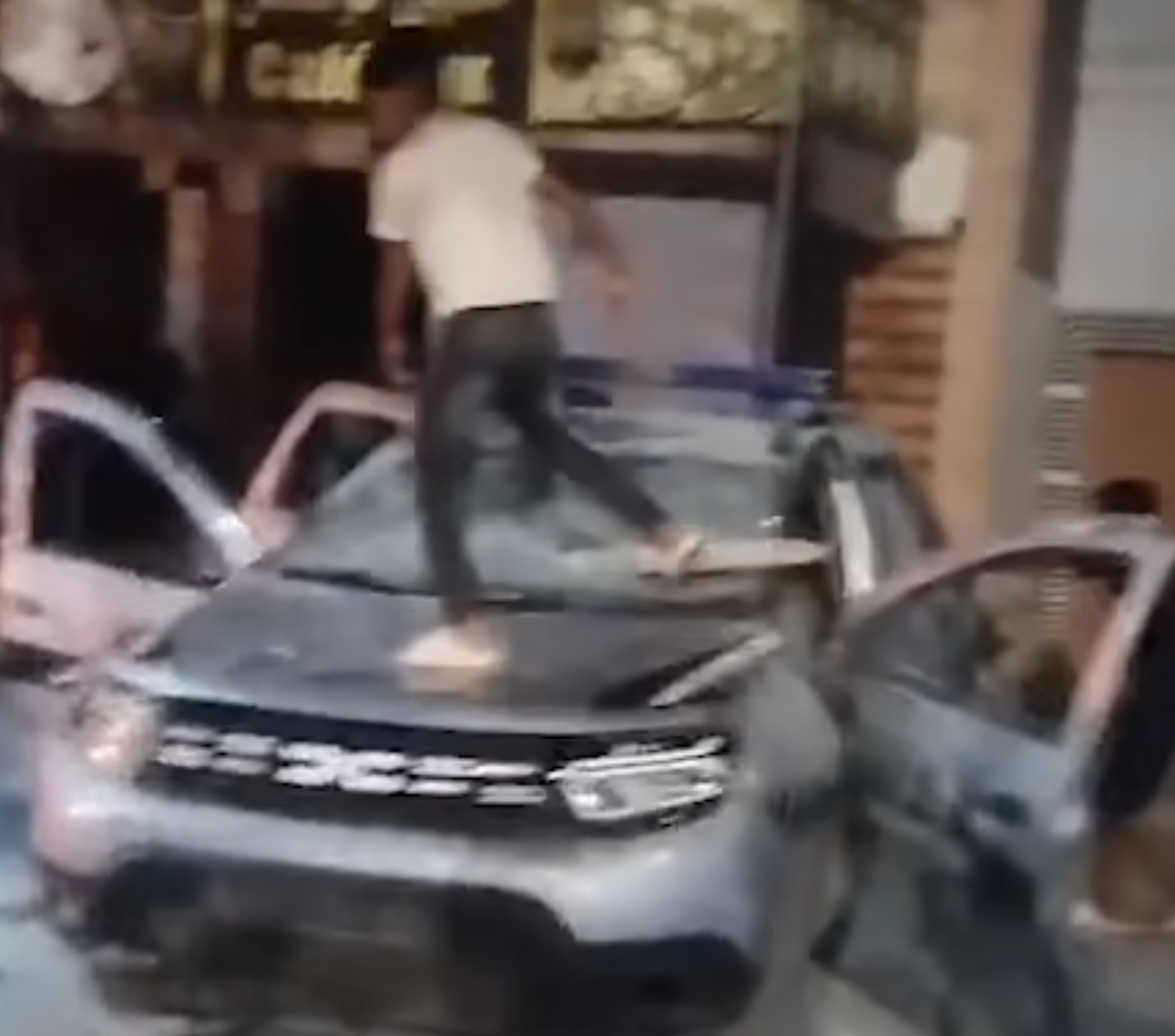 تخريب واضرام النار بسيارات الدرك.. انحراف خطير لاحتجاجات “جيل زد” بأيت عميرة