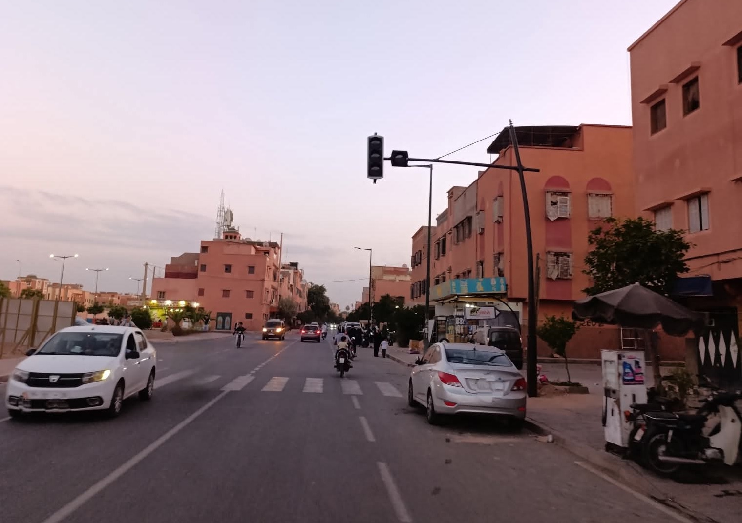 مراكش.. تركيب إشارات ضوئية جديدة بشارع ابن سينا بالداوديات