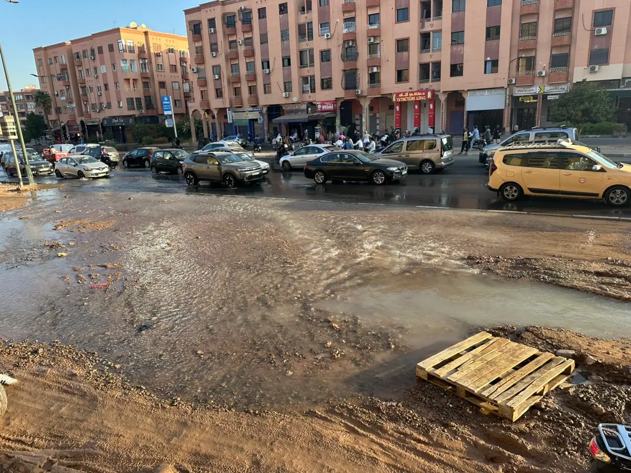 انفجار قناة للماء الصالح للشرب بحي الازدهار بمراكش يشلّ حركة السير +صور