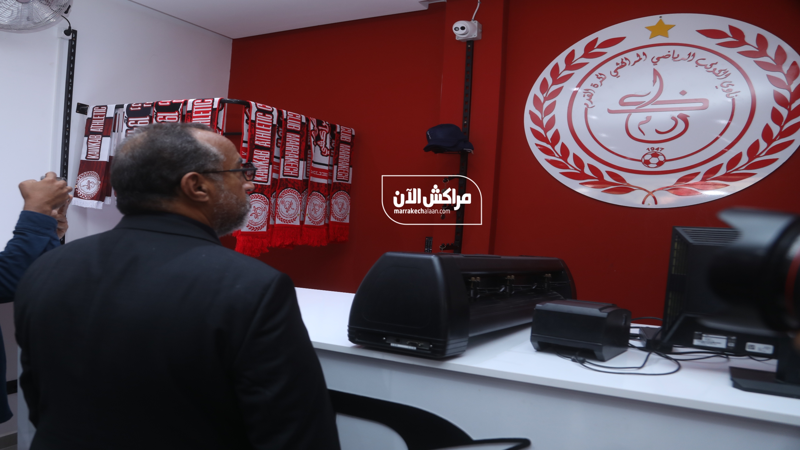 بحضور حنيفة رئيس الفريق.. إقبال جماهيري كبير على متجر الكوكب المراكشي الجديد +صور حصرية