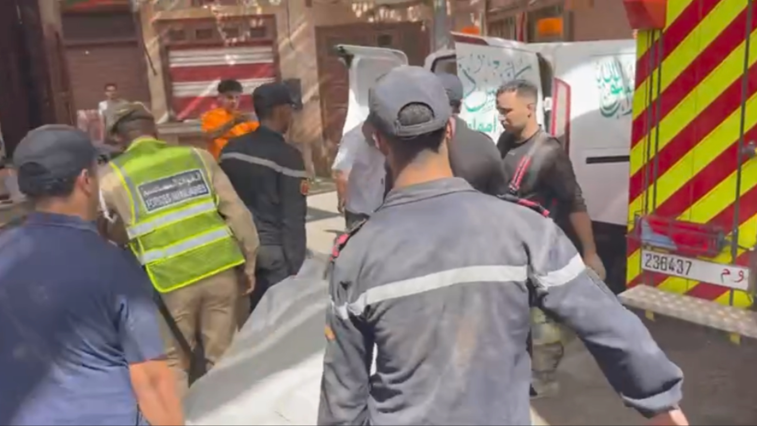 بالفيديو.. انتشال جثة عامل من تحت أنقاض منزل منهار بباب دكالة مراكش