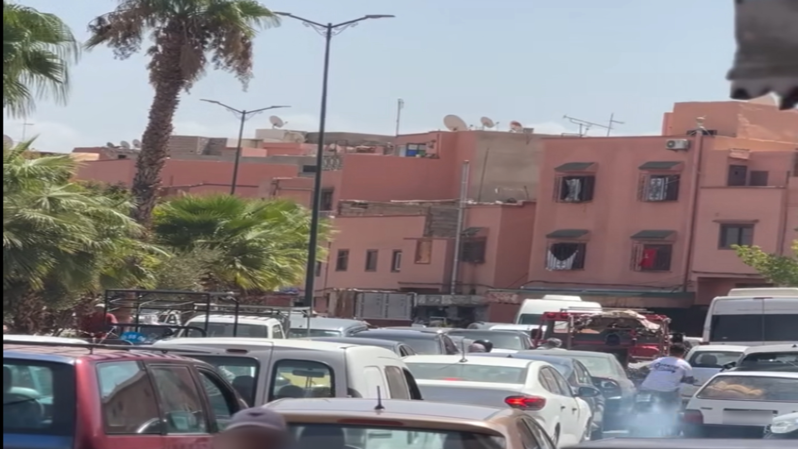 ساكنة حي “الكدية” بمراكش تطالب بتوسعة الطريق والحد من الازدحام