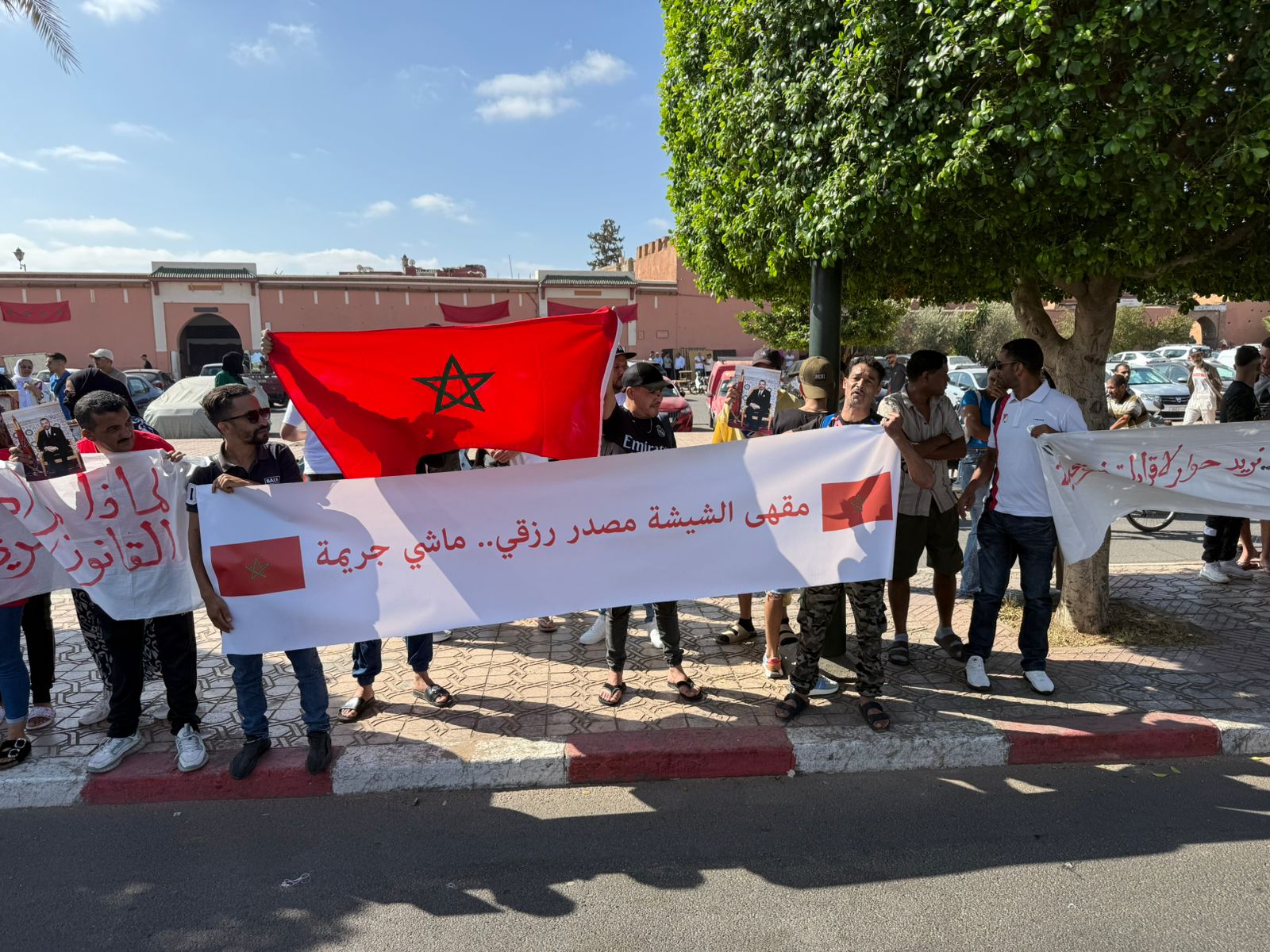 بالصور.. مستخدمات ومستخدمو مقاهي الشيشة بمراكش يحتجون للمطالبة بإنصافهم