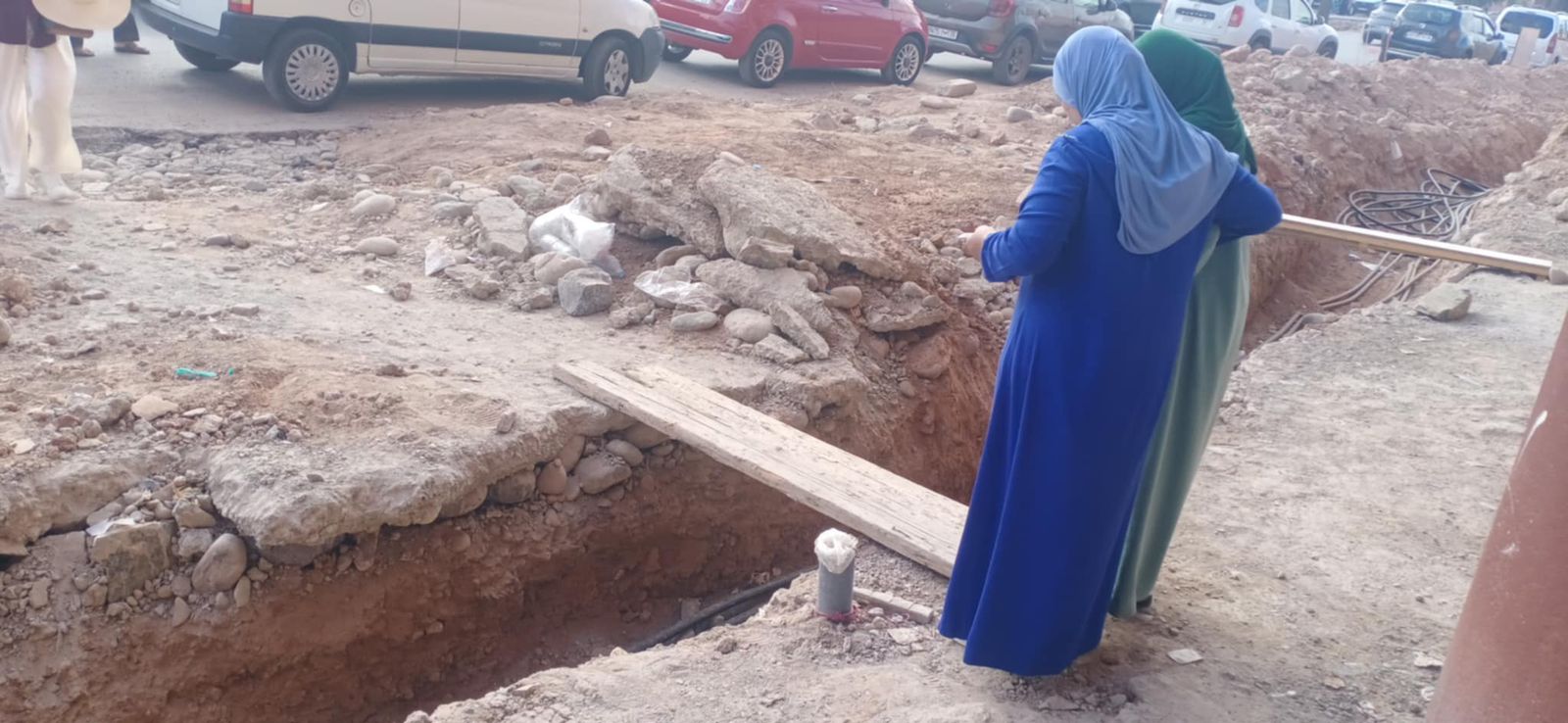 مراكش.. قنطرة خشبية بدائية أمام عيادات طبية تُهدد سلامة المرضى بشارع علال الفاسي