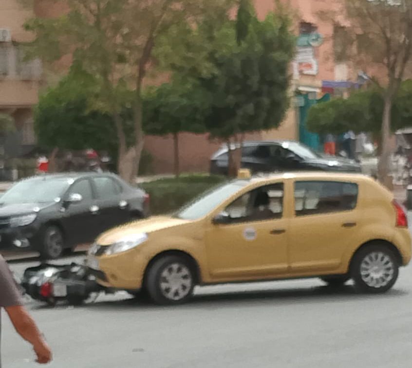 حادث سير بالمحاميد.. اصطدام سيارة أجرة ودراجة نارية بشارع معطى الله