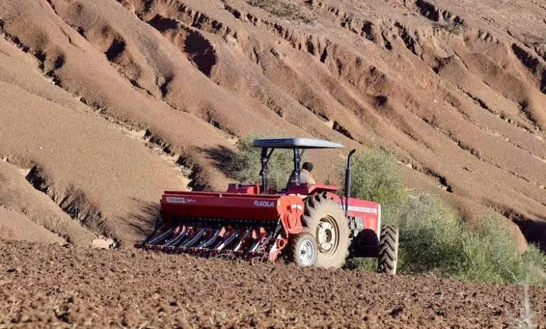 سطات.. مزارع يلقى حتفه دهسًا بجراره في ظروف غامضة