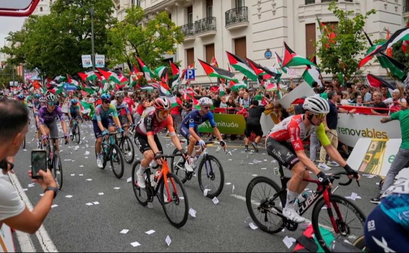 إلغاء المرحلة الأخيرة من “طواف إسبانيا” بسبب احتجاجات مؤيدة لفلسطين
