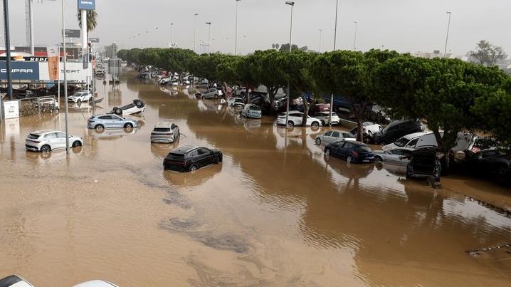 تفعيل “الإنذار الأحمر” بمنطقة فالنسيا جراء الأمطار الغزيرة