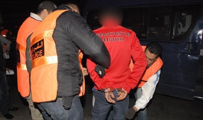 قلعة السراغنة.. توقيف ثلاثة أشخاص يشتبه في تورطهم في سرقة محلات تجارية ليلاً