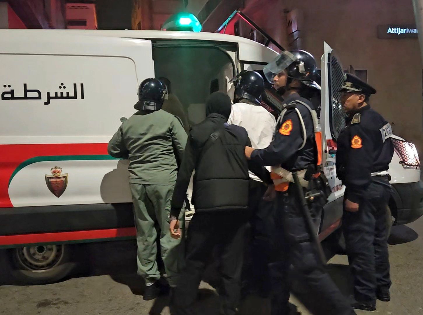 أمن الصويرة يوقف 14 شخصاً بينهم 8 قاصرين للاشتباه بتورطهم في أعمال شغب وتخريب