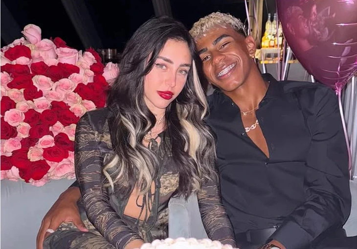 مقابل 14 مليونا.. لامين يامال يشتري قصر بيكيه وشاكيرا من أجل نيكول