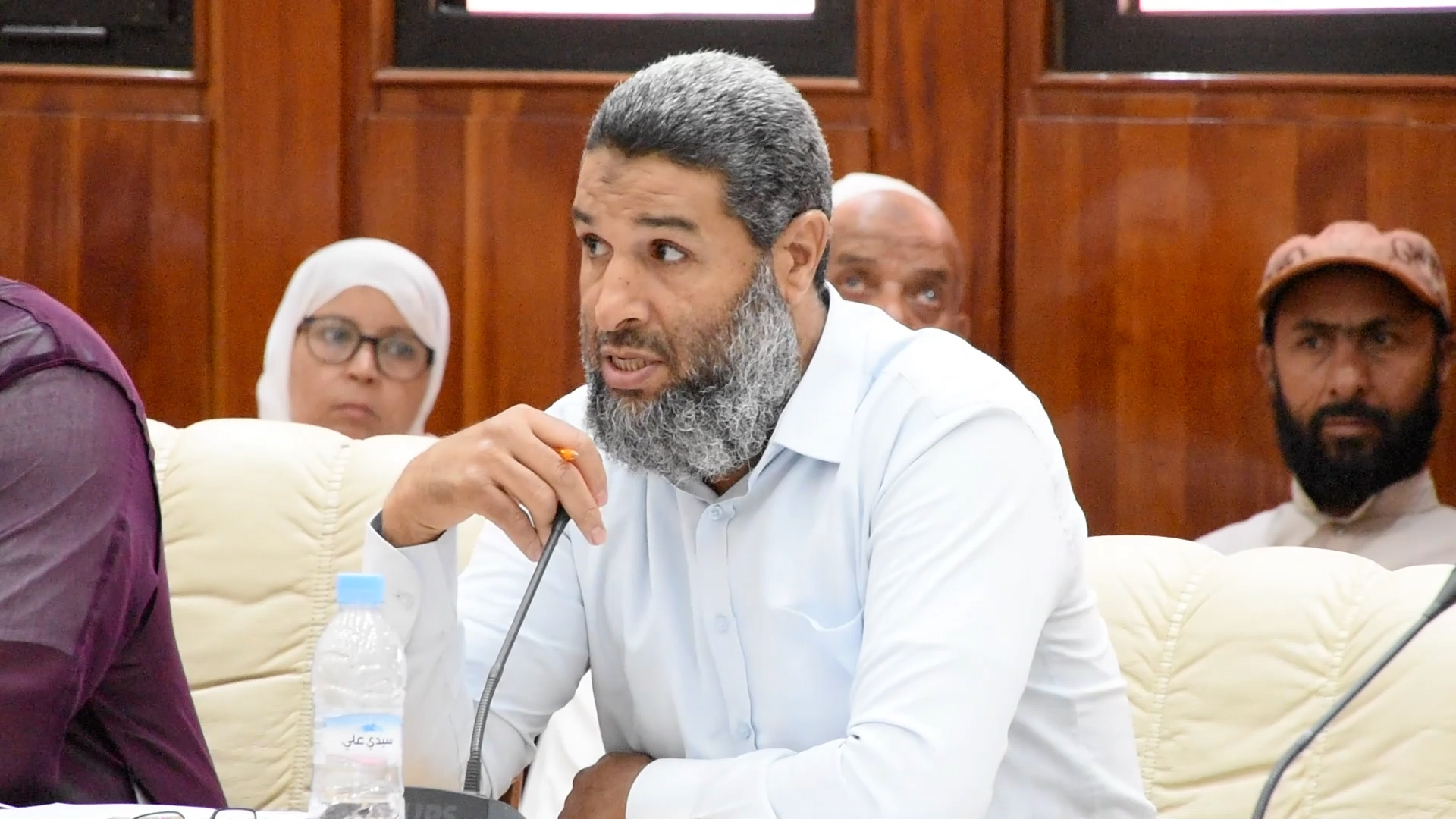 بالفيديو.. المستشار بولحسن يجدد دعوته ل”قتل الكلاب الضالة” بمراكش