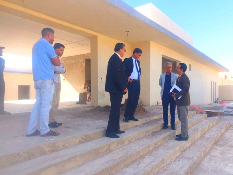 عامل شيشاوة يُطلق أشغال تأهيل ساحة حي النهضة ويتفقد دار الشباب
