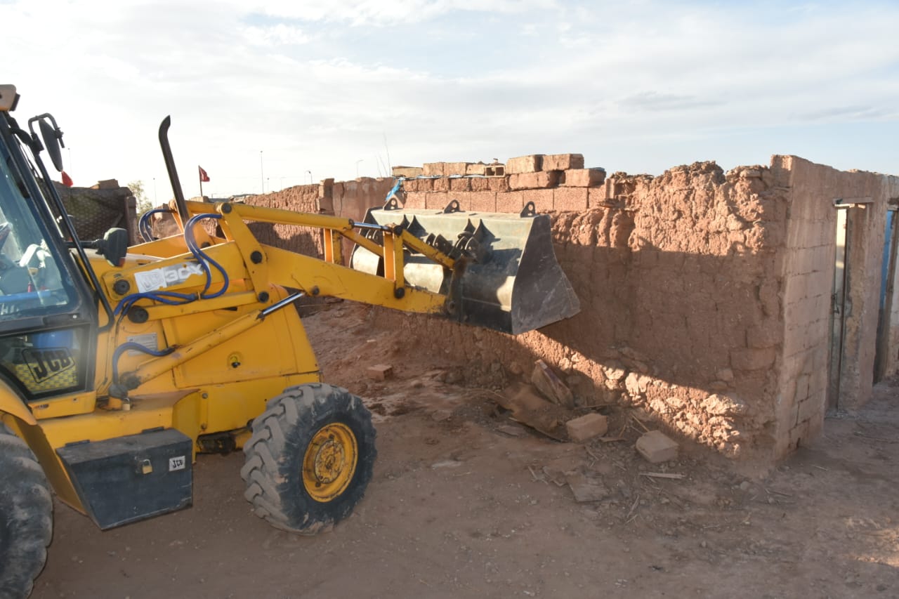 مكافحة البناء العشوائي.. لجنة إقليمية تباشر المرحلة الثالثة لهدم بنايات “دوار الكورس” بقلعة السراغنة