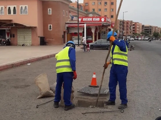 فرق الشركة الجهوية بمراكش تكثف تدخلاتها لتأمين شبكات التطهير قبل الشتاء