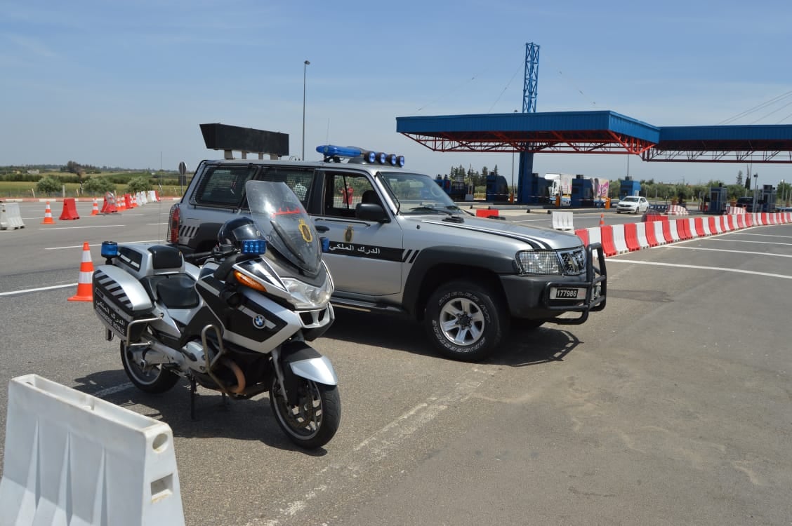 درك طنجة يطيح بعصابة إجرامية خطيرة متخصصة في سرقة واعتراض شاحنات الطريق السيار