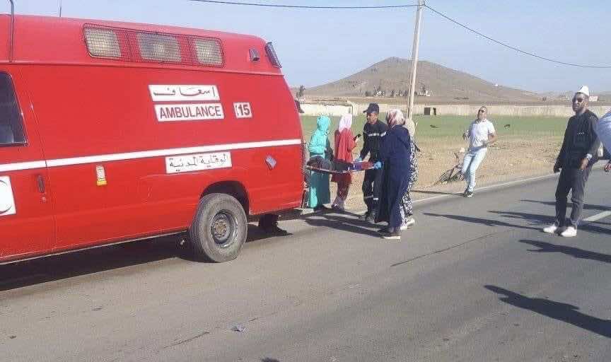 حادث مأساوي يودي بحياة شخص وإصابة 22 آخرين في انقلاب شاحنة فلاحية بخنيفرة