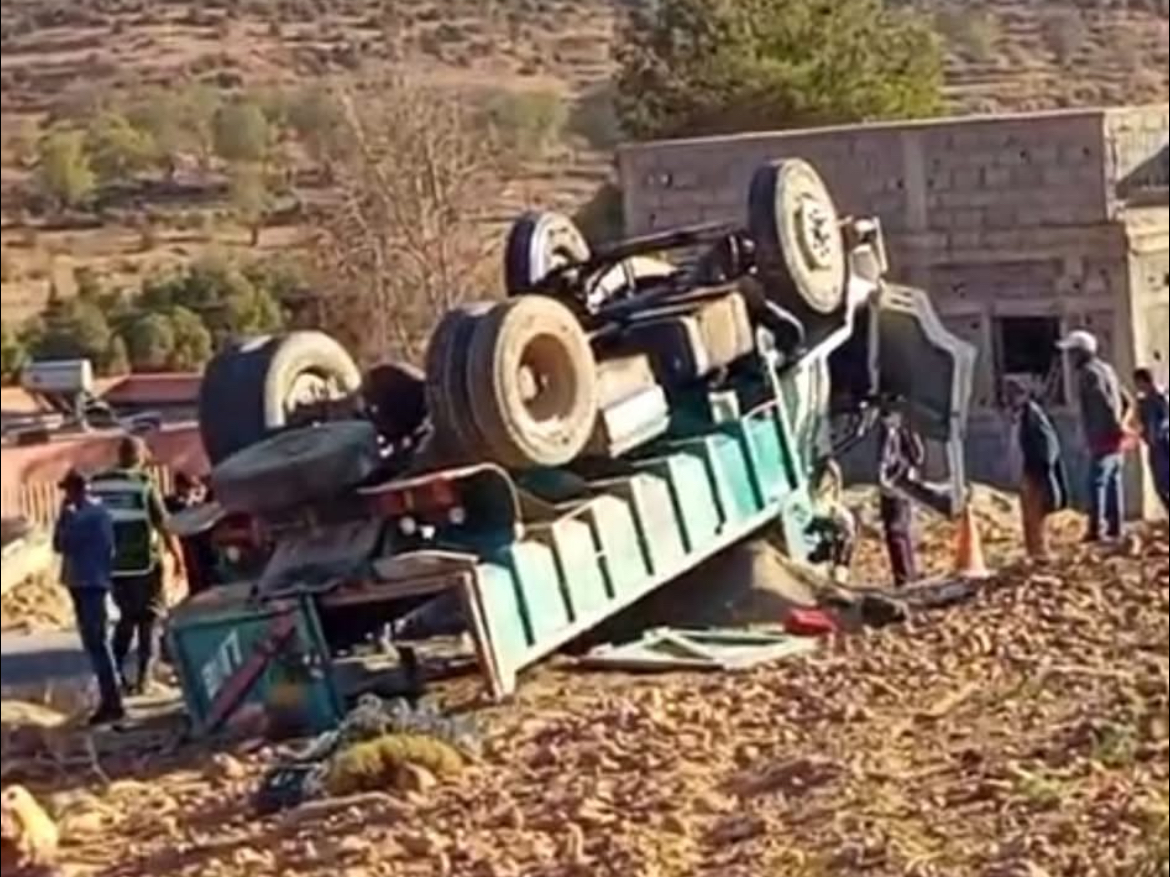نجاة سائق بأعجوبة.. شاحنة بناء تنقلب على جانب الطريق بإقليم الحوز