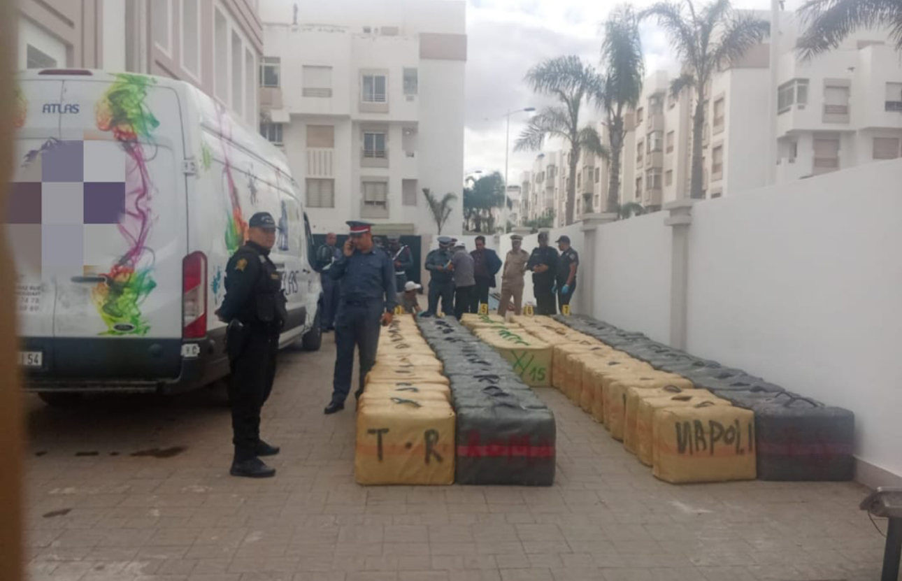 حجز 5 أطنان من الشيرا يقود إلى تفكيك عصابة تطبع “لوغو” مقاولات شهيرة للتمويه